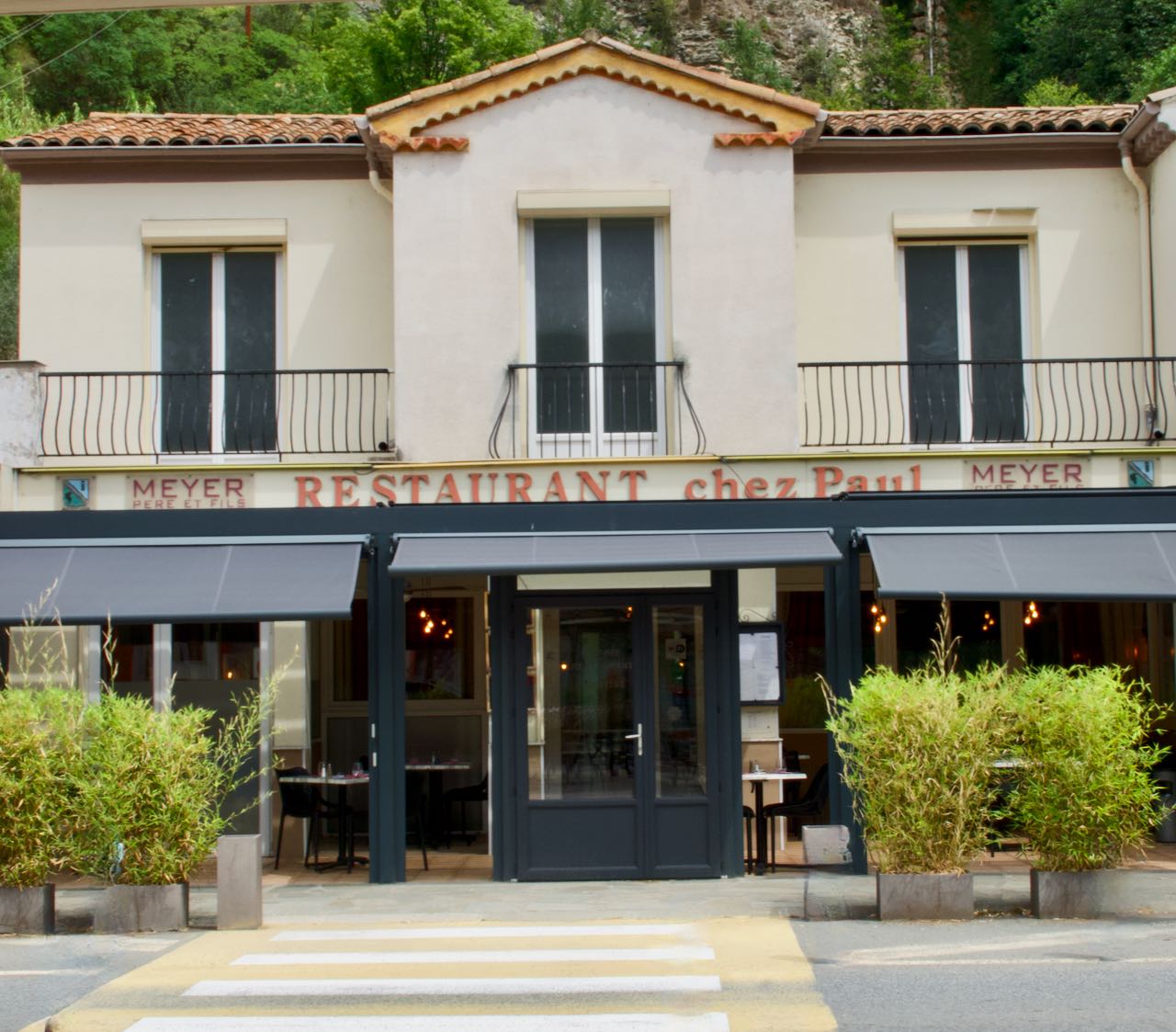 Façade de l'entrée principale du restaurant chez Paul du chef Didier Meyer à Touët sur Var, Mercantour, Alpes du Sud, Route des grandes Alpes, France